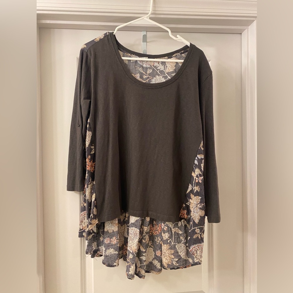 Altar’s State Small Charcoal Floral Hi Low Oversized 3/4 Sleeve Top